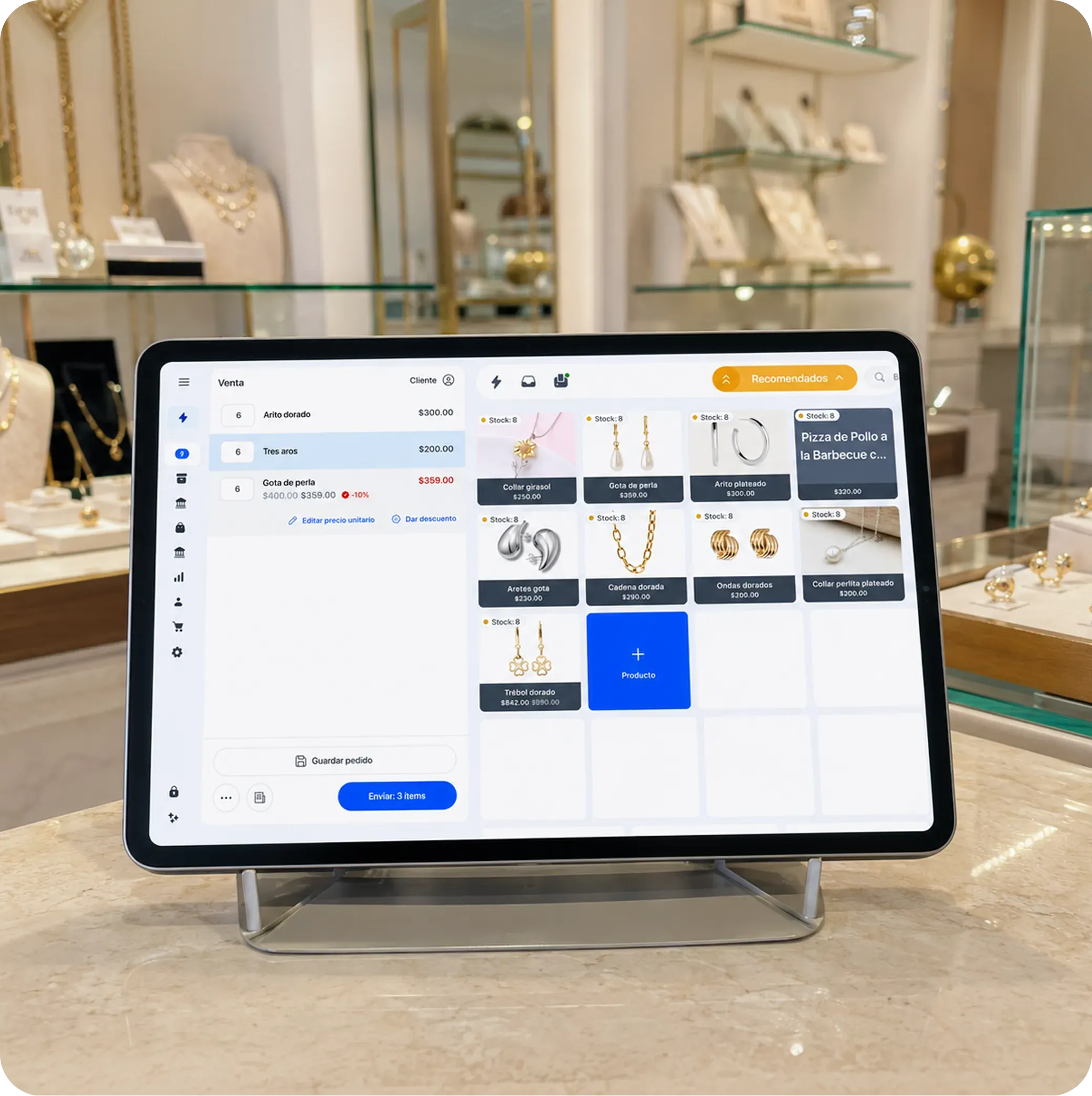 Joyero atendiendo a un cliente en una joyería usando Yimi