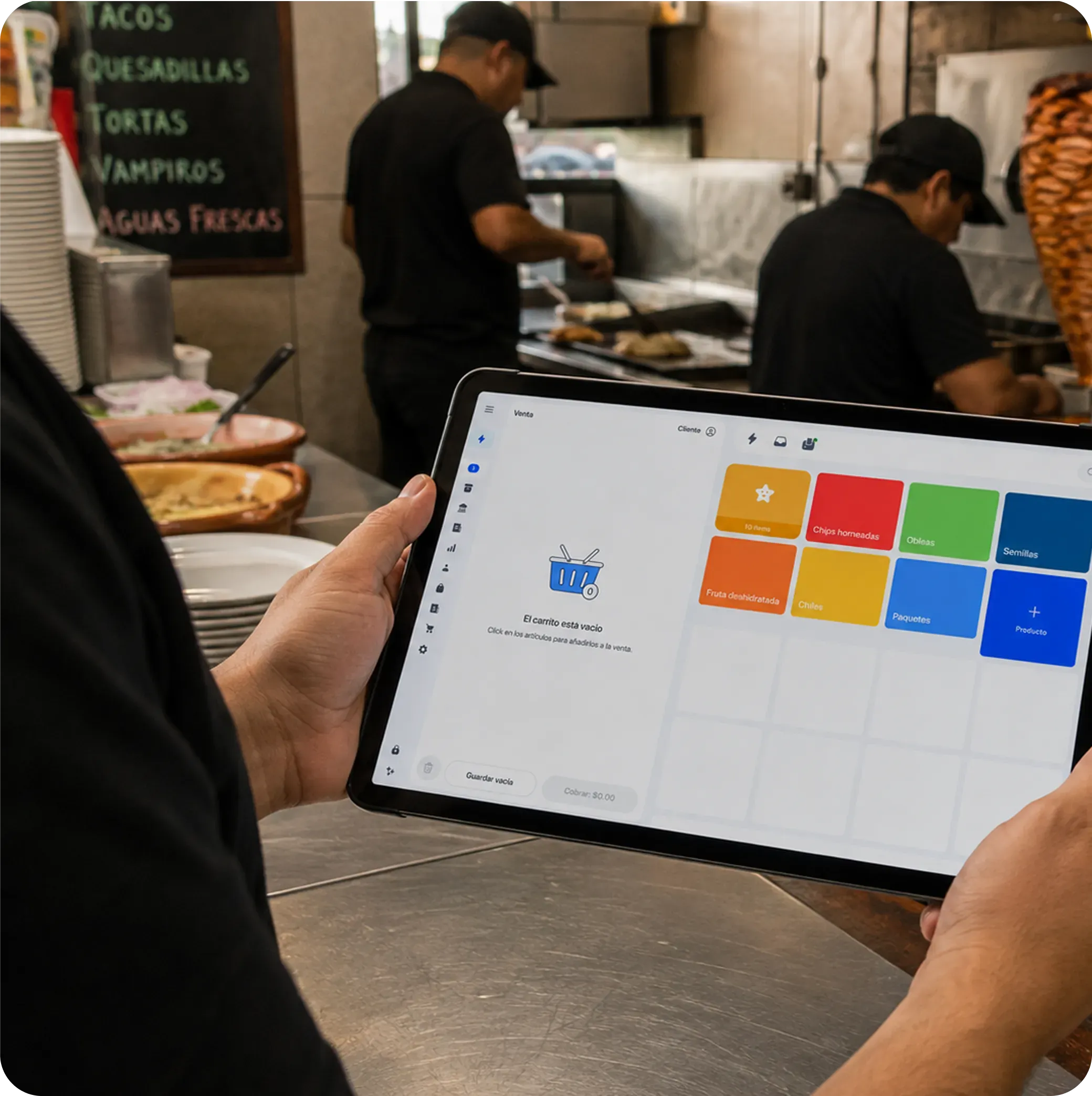 Taquero atendiendo a un cliente en una taquería usando Yimi
