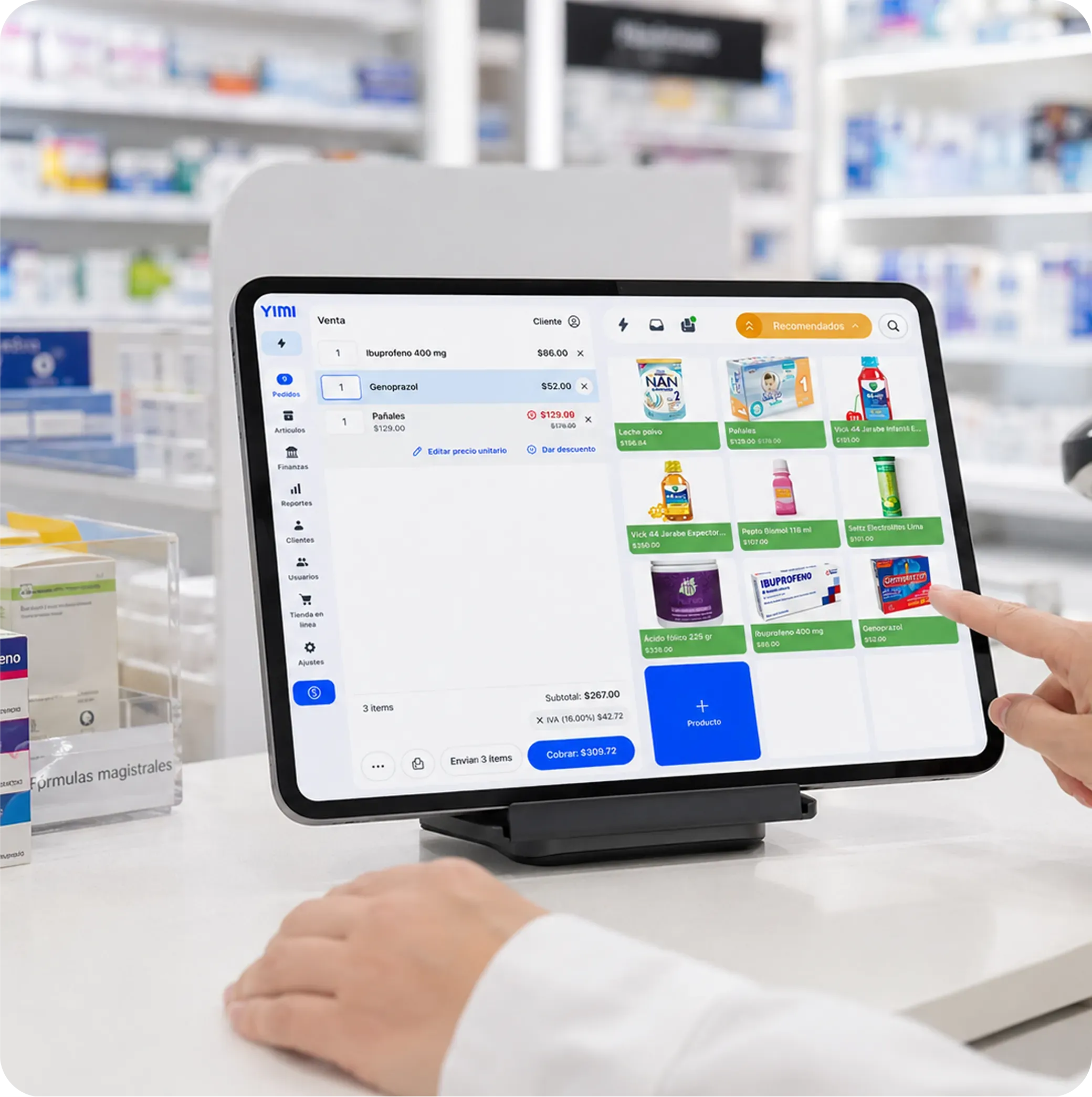 Farmacéutico atendiendo a un cliente en una farmacia usando Yimi