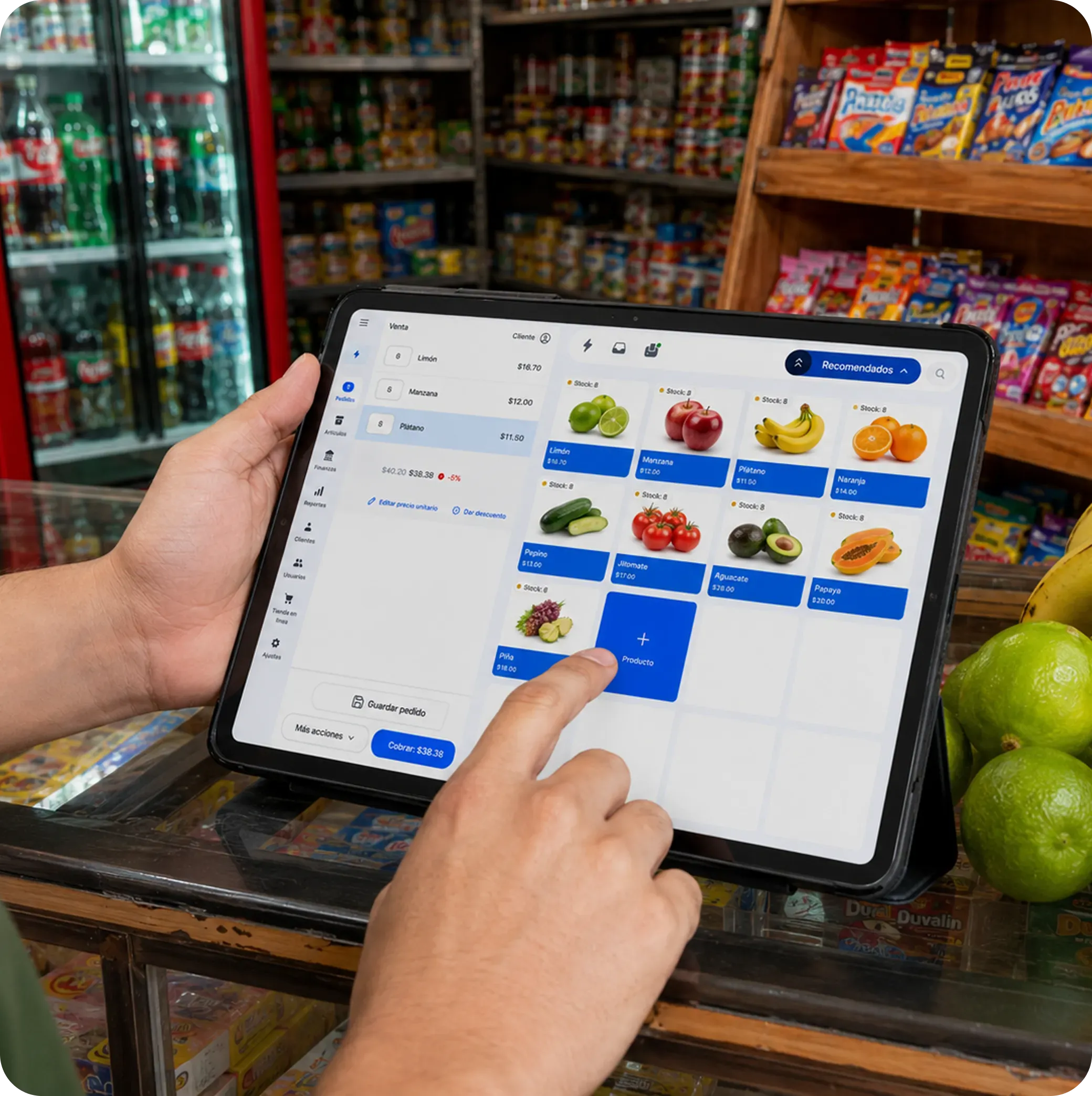 Dependiente atendiendo a un cliente en una tienda de abarrotes usando Yimi