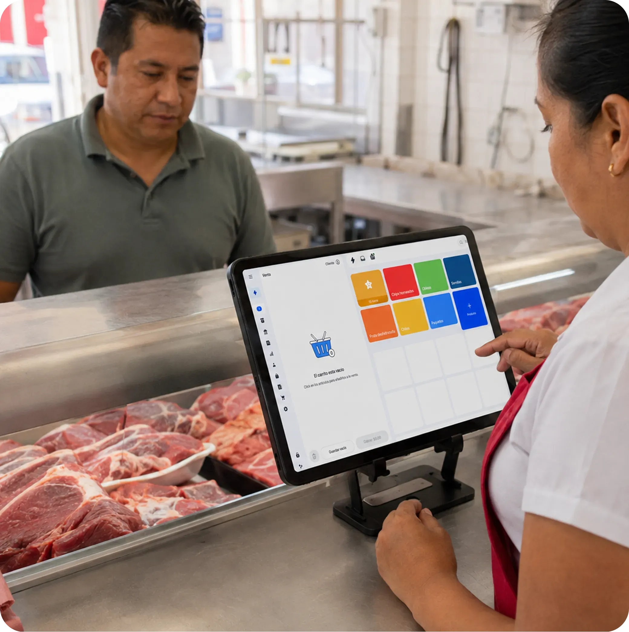 Carnicero atendiendo a un cliente en una carnicería usando Yimi