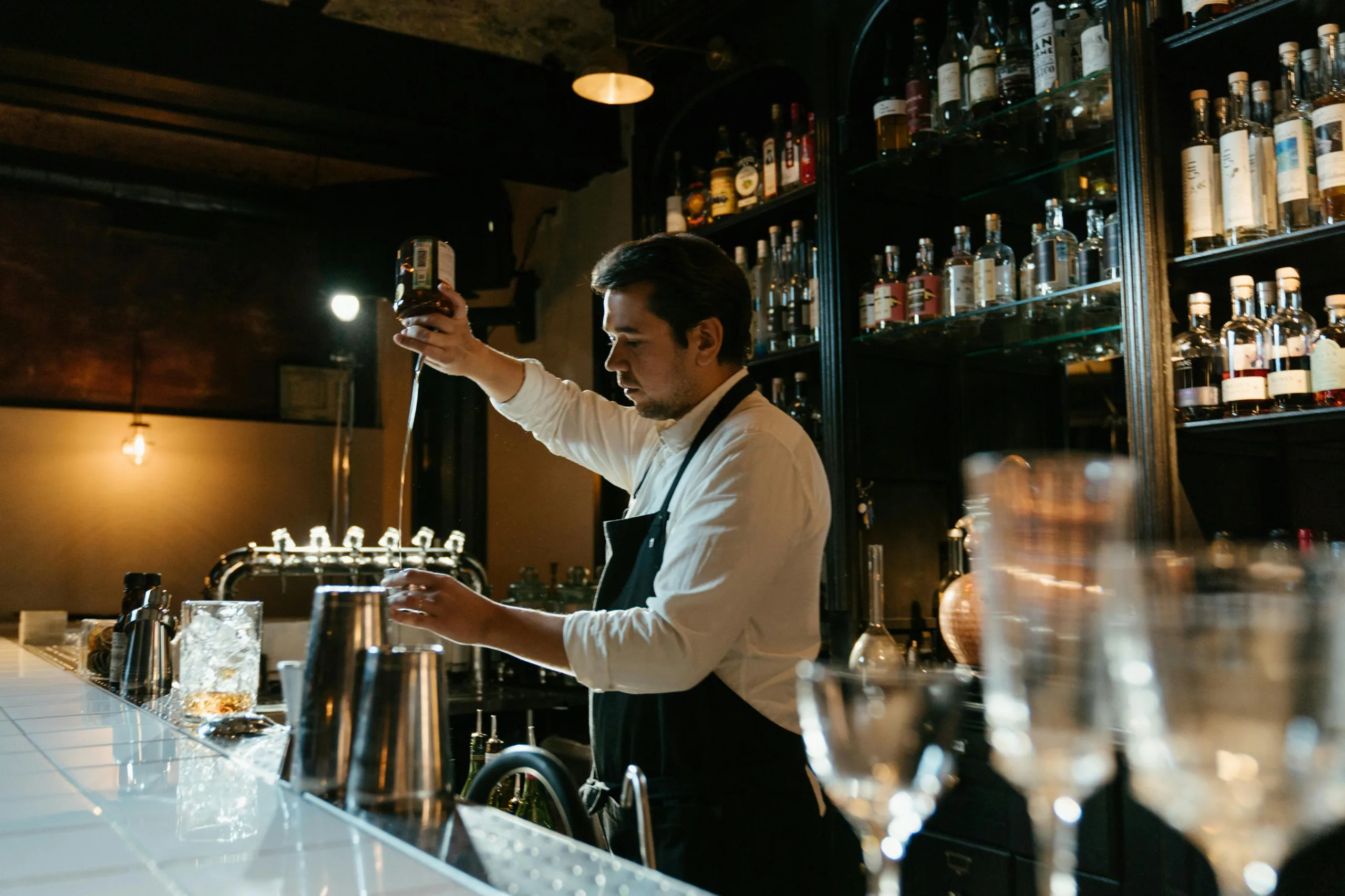 Cómo Ser un Bartender Profesional: Manual Completo