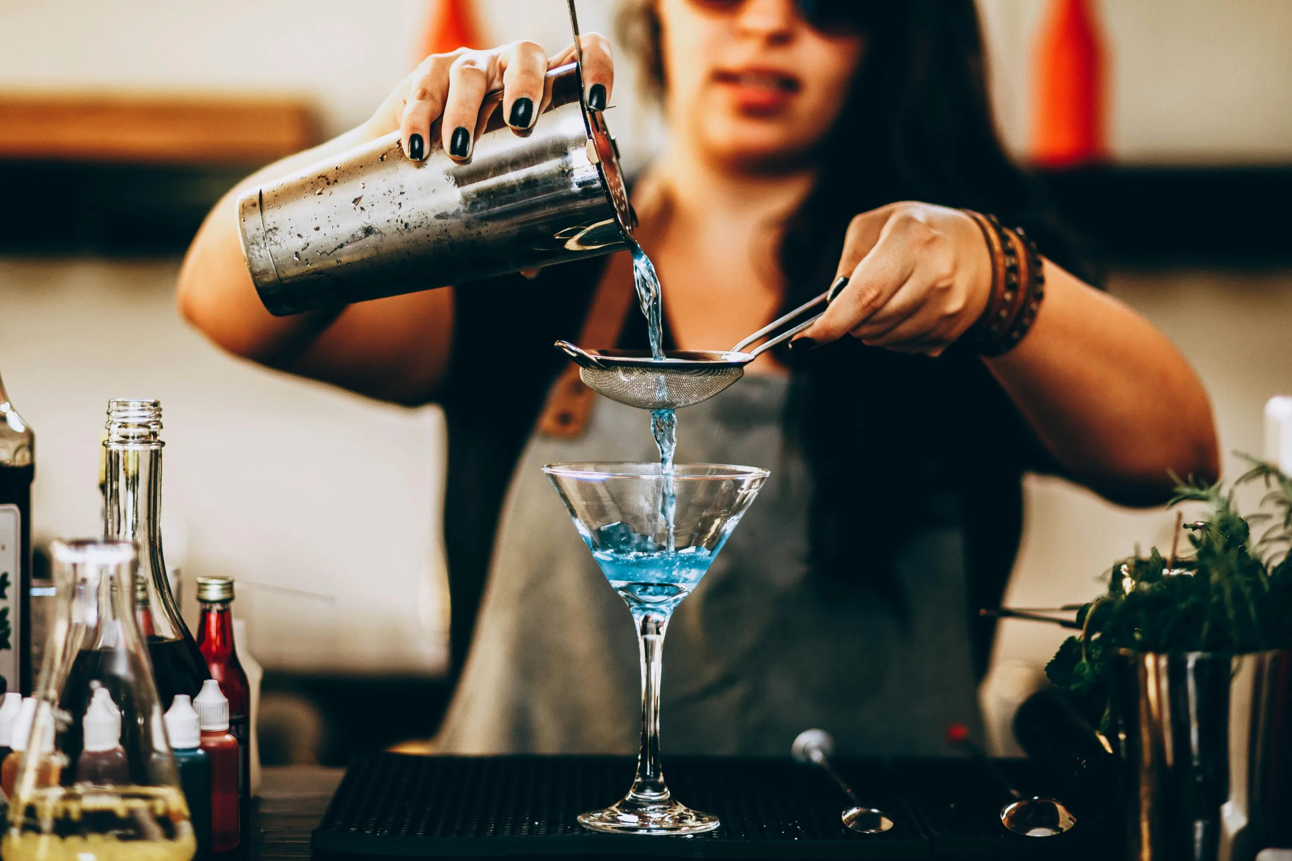 Cómo ser Bartender para un Restaurante: ¡Sé un experto!