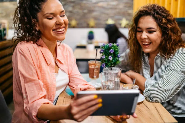 Mesa de Tecnología para una Cafetería: ¡Lo Mejor para tu Negocio!