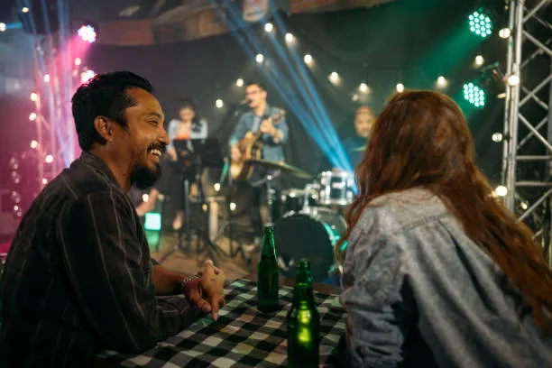 ¿Cómo Crear un Bar con Música en Vivo?