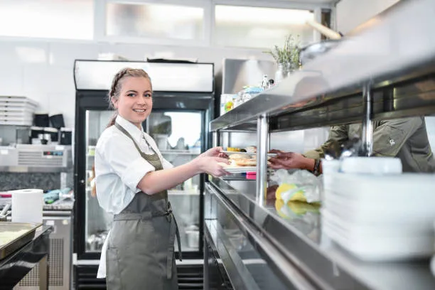 ¿Qué Hace un Auxiliar de Cocina en un Restaurante?
