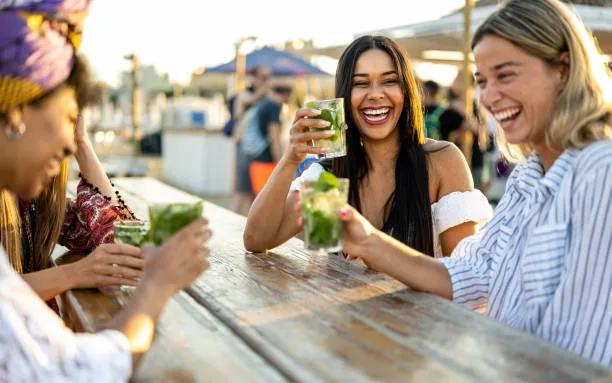 Servicio de Bebidas Alcohólicas en tu Bar: ¡No olvides esto!
