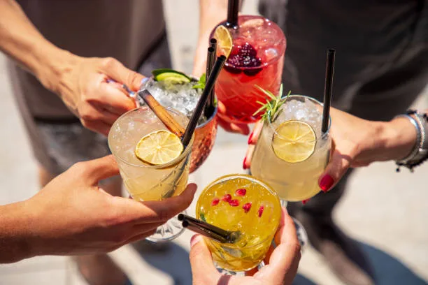 ¿Cómo Crear una Carta de Bebidas?: ¡Diseña la Mejor para tu Bar!