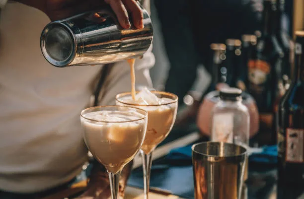 ¿Qué Licores Debes Tener en Tu Bar?
