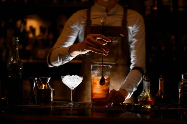 ¿Cuáles son los Estándares Adecuados de Servicio en un Bar?