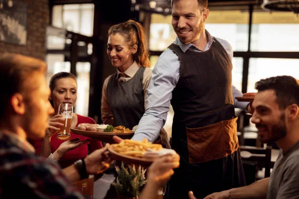 ¿Cuáles Son los Estándares de Servicio en un Restaurante?