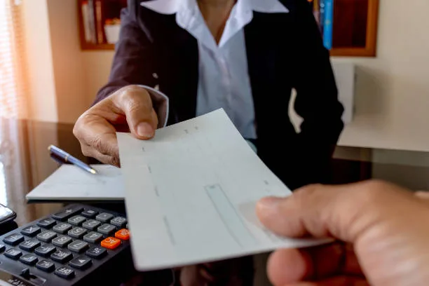 ¿Cómo Funcionan los Pagos con Cheque en un Negocio?