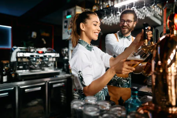 Funciones de un Camarero en un Bar: Guía Completa
