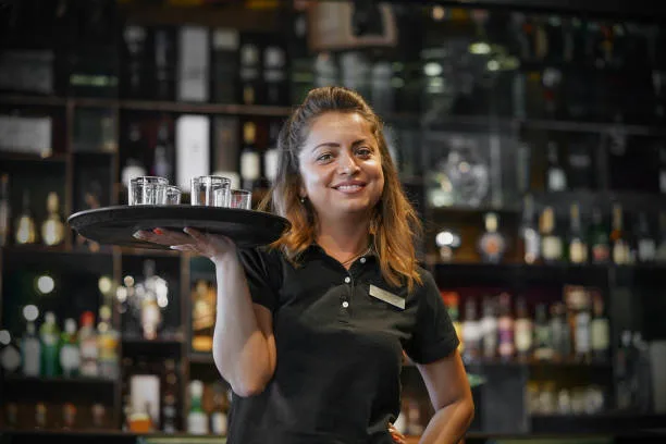 ¿Un Bar Necesita Camareros?: Importancia del Personal