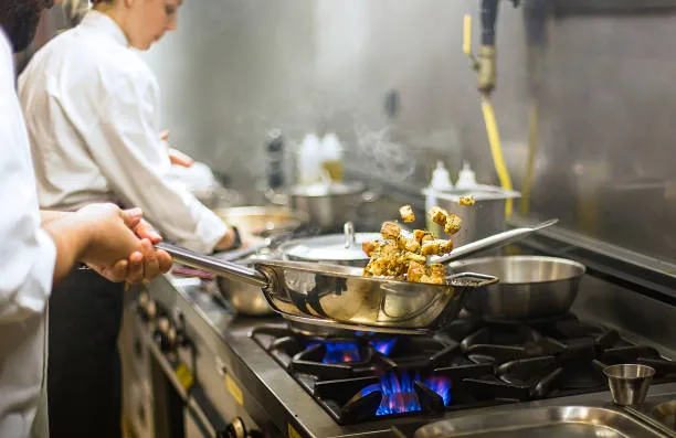 Técnicas para Hacer Más Eficiente tu Servicio de Cocina
